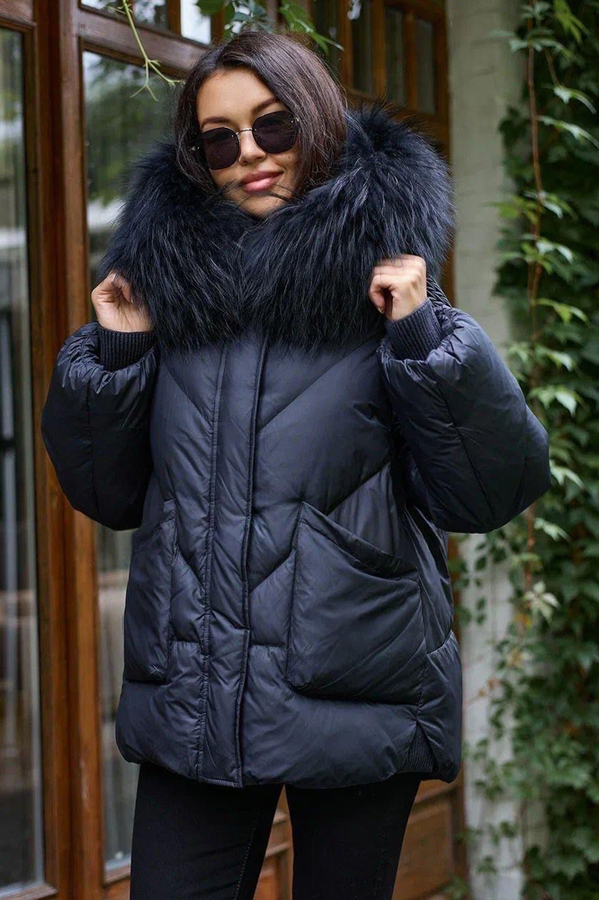 Пуховик прямого кроя с капюшоном и енотом