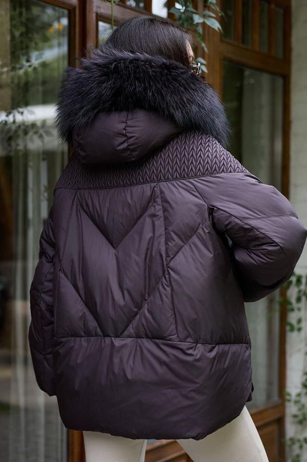 Зимний пуховик с мехом винного цвета