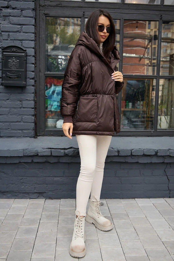 Красивый пуховик стеганный с капюшоном коричневый