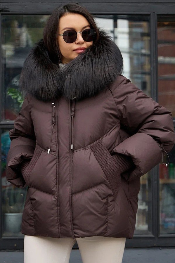 Пуховик с мехом енота коричневого цвета