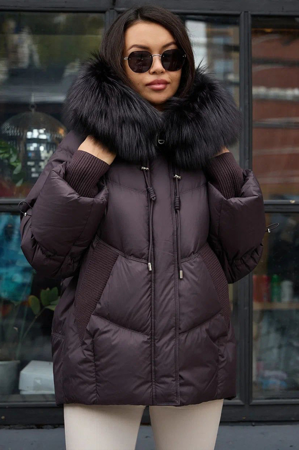 Пуховик с мехом енота винного цвета