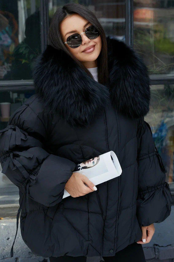 Недорогой пуховик с капюшоном и завязками на рукавах