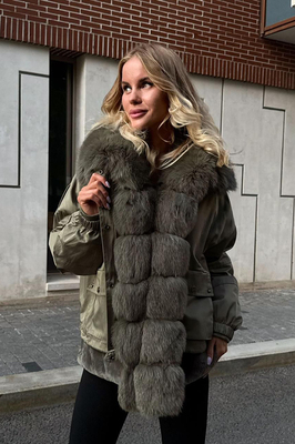 Молодежный женский пуховик 2025-2026 с песцом Молодежный женский пуховик 2025-2026 с песцом