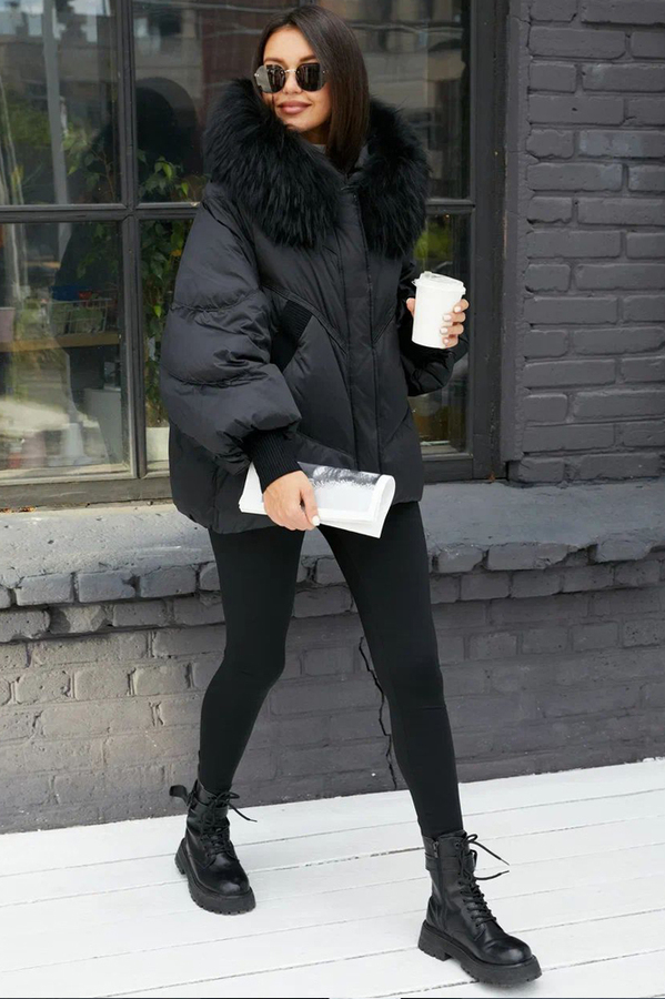 Короткий теплый пуховик с капюшоном черный