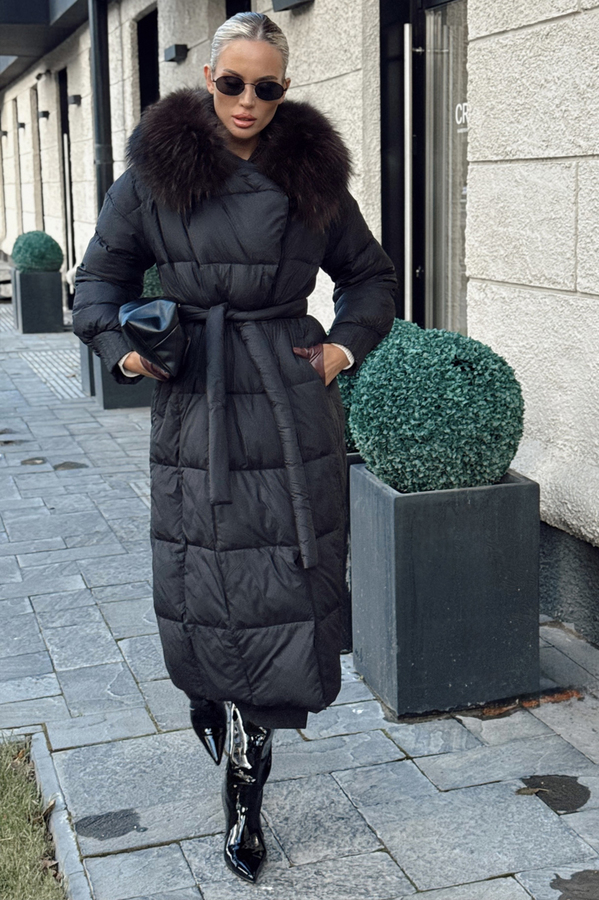 Стильный женский пуховик с воротником из меха