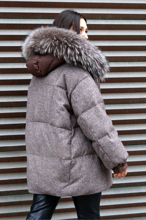 Шерстяной женский пуховик с мехом енота