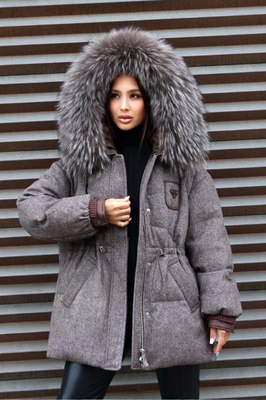 Шерстяной женский пуховик с мехом енота Шерстяной женский пуховик с мехом енота