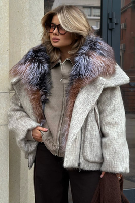 Утеплённое пальто с меховым воротником Утеплённое пальто с меховым воротником