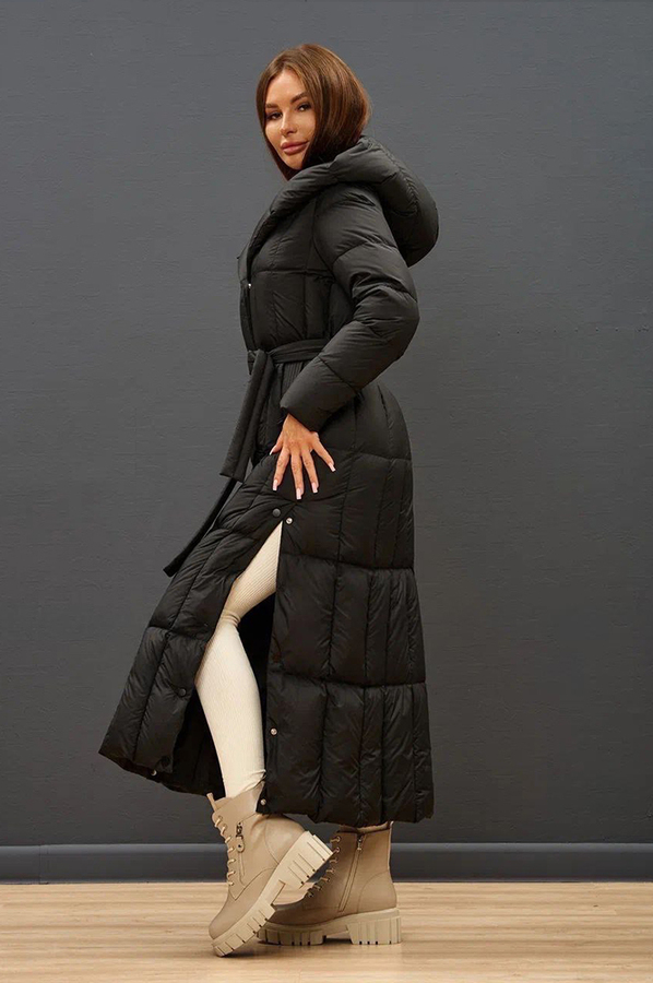 Длинный черный пуховик ниже колена с поясом