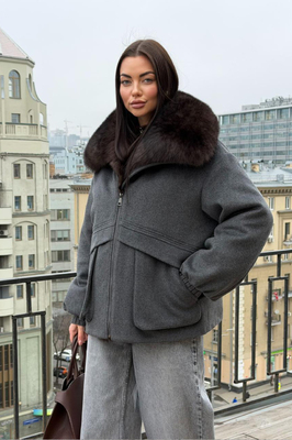 Красивый пуховик с меховым воротником Красивый пуховик с меховым воротником