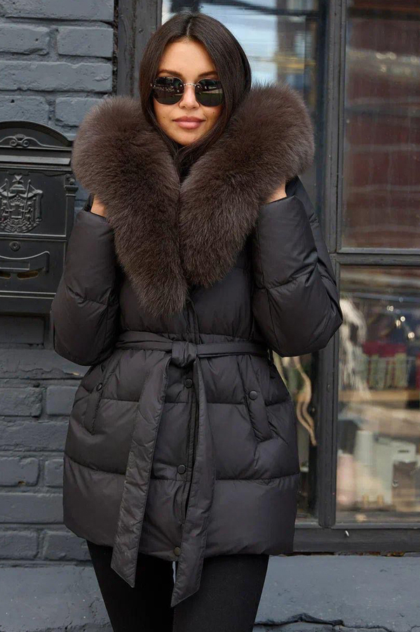 Короткий пуховик с воротником из меха