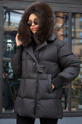 Длинный пуховик оверсайз с хлястиком на груди черный Длинный пуховик оверсайз с хлястиком на груди черный